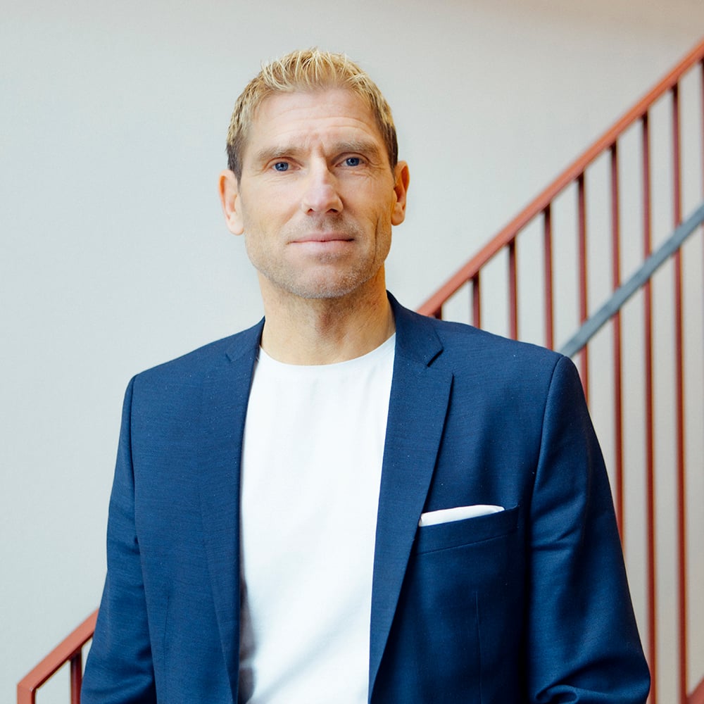 Joakim Jansson framför en trappa