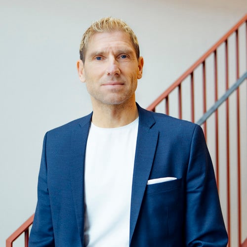 Joakim Jansson framför en trappa