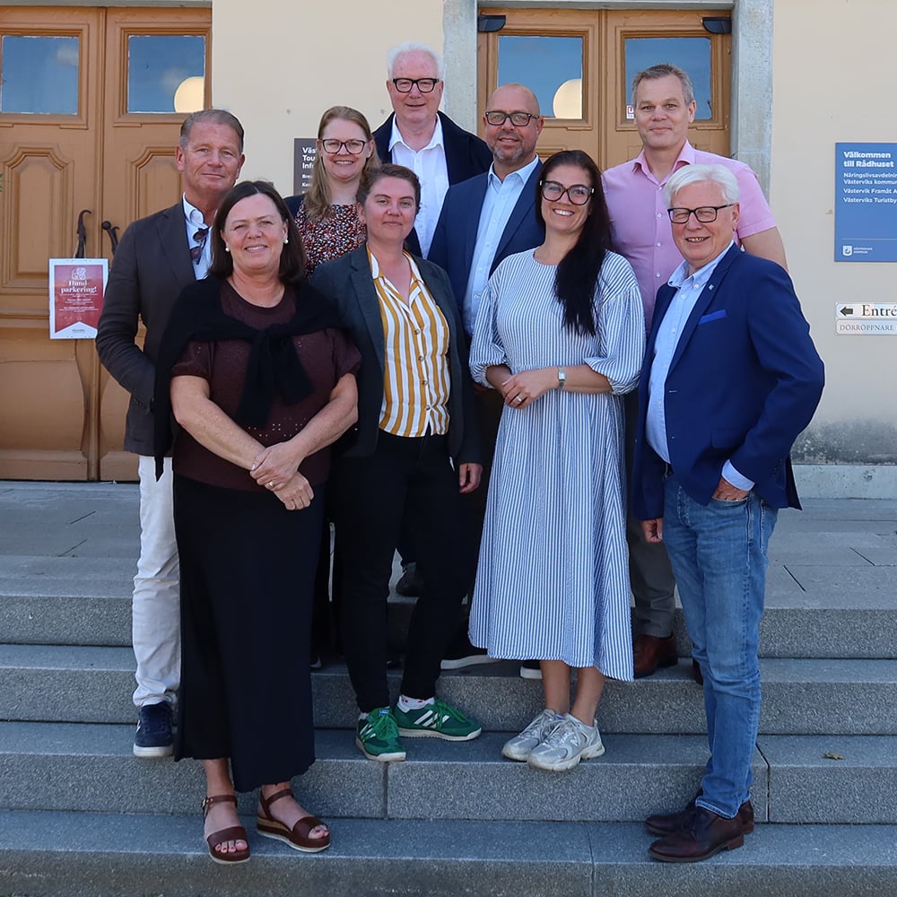Foto på politiker från Oskarshamn, Hultsfred, Vimmerby och Västervik i samband med bildandet av Samkraft Nordöstra Småland