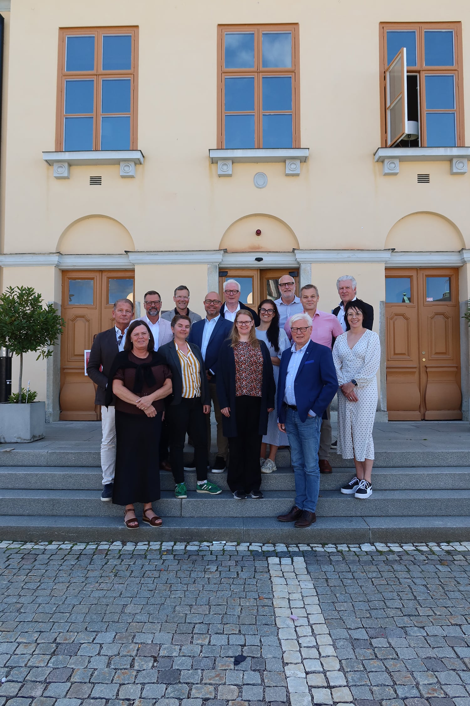 Foto på politiker och tjänstepersoner från Oskarshamn, Hultsfred, Vimmerby och Västervik i samband med bildandet av Samkraft Nordöstra Småland