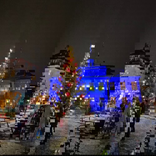 Rådhuset upplyst i färger på kvällen.