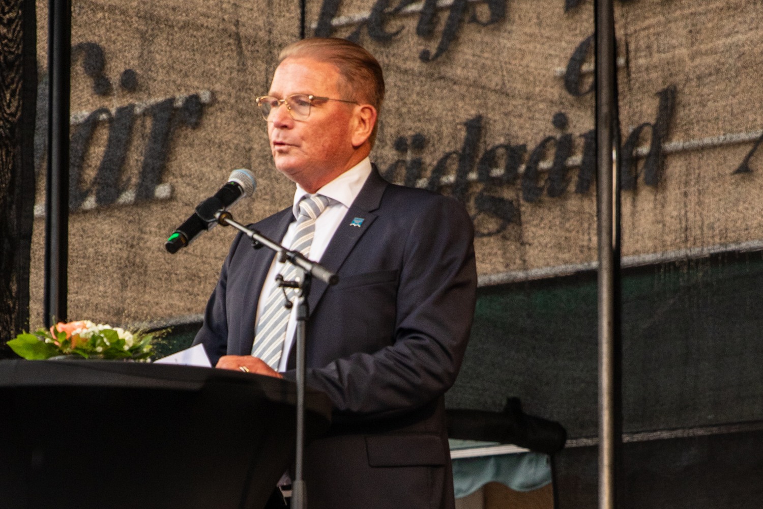 Harald Hjalmarsson på scenen vid sitt tal under Gamlebys 750-års firande.