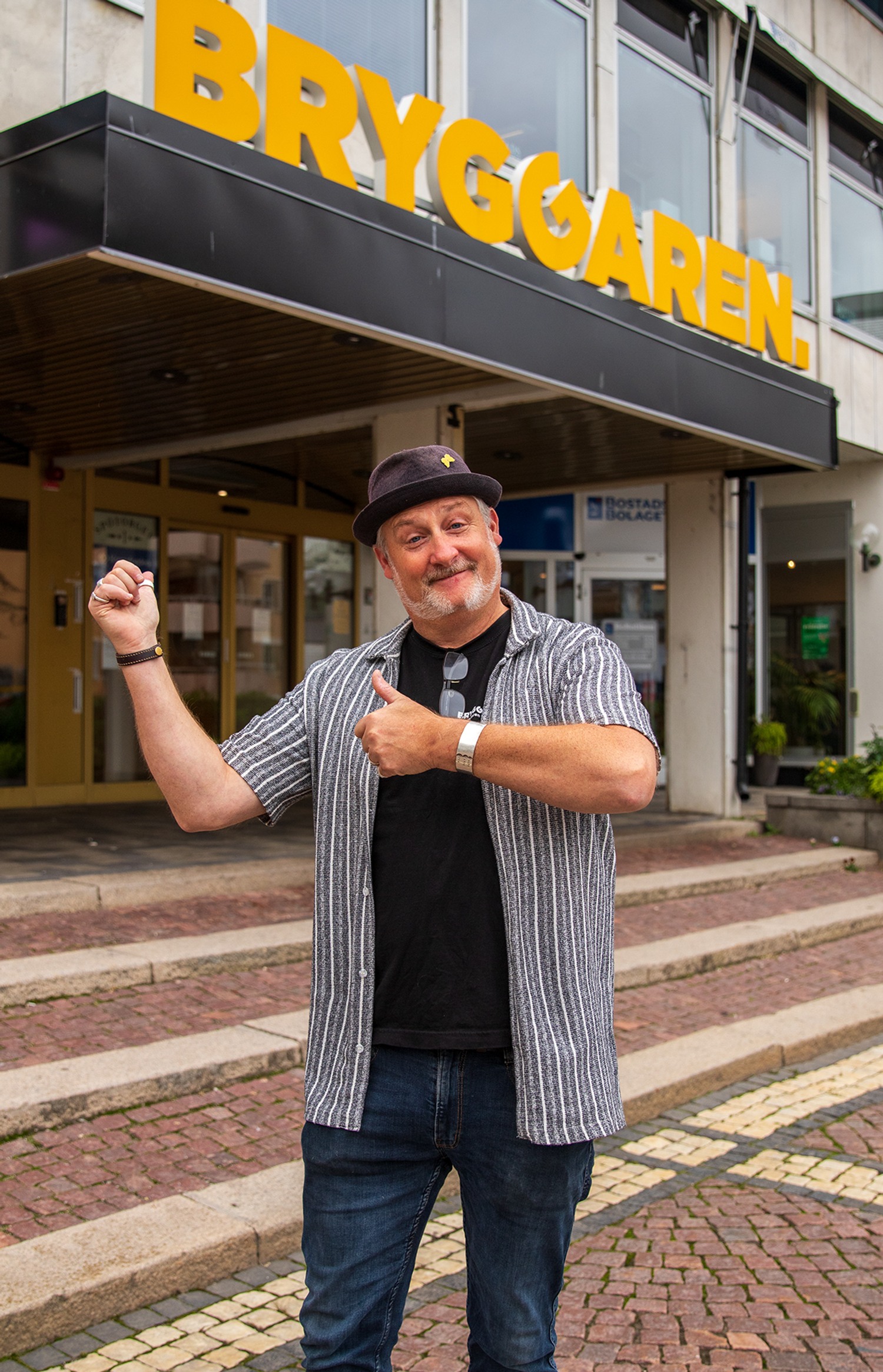 Tobias pekar glatt in till Bryggarens entré.