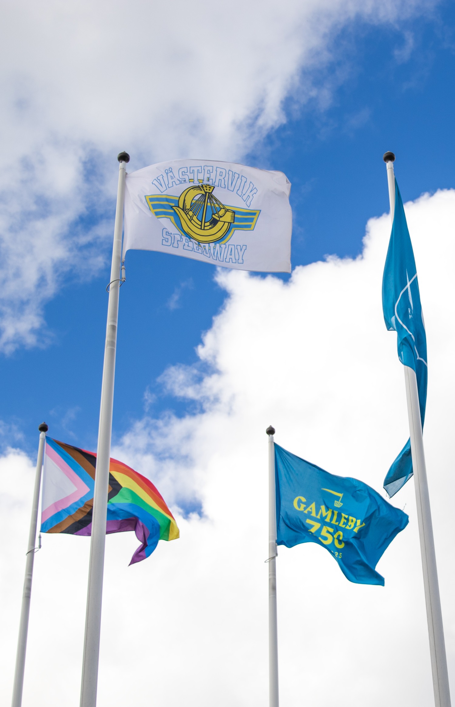 Västerviks Speedways flagga i kommunens flaggstänger.