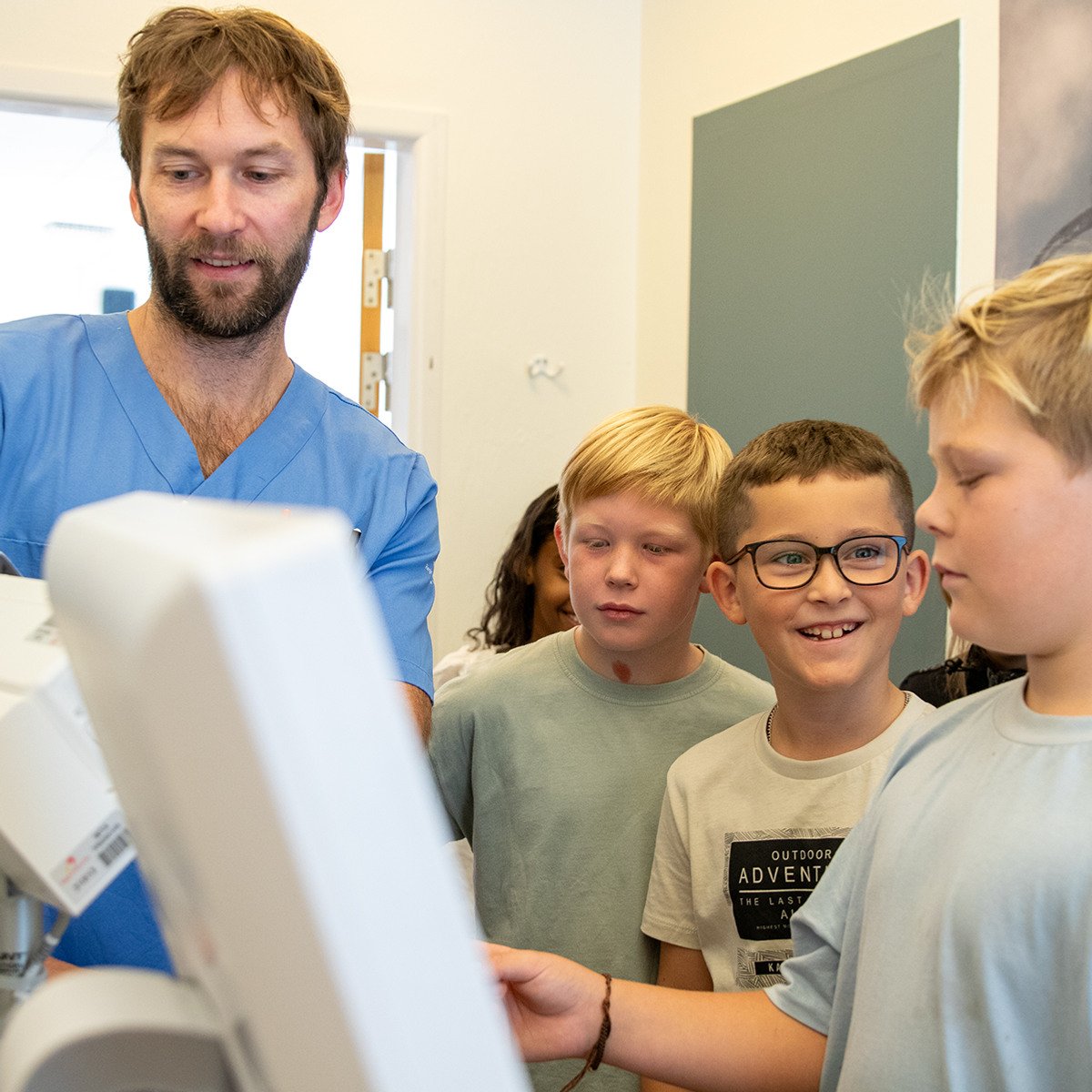 Eleverna testar på en maskin med sjuksköterskan Kristoffer.