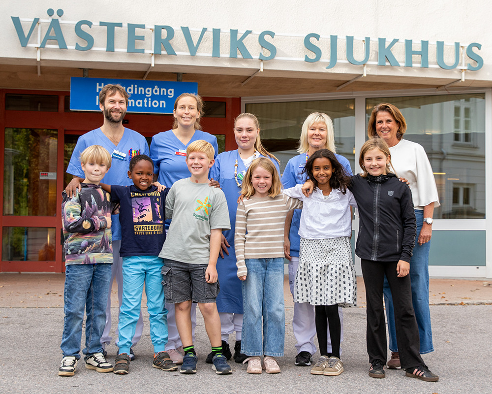Gruppbild utanför Västerviks sjukhus på elever och personal från sjukhuset.