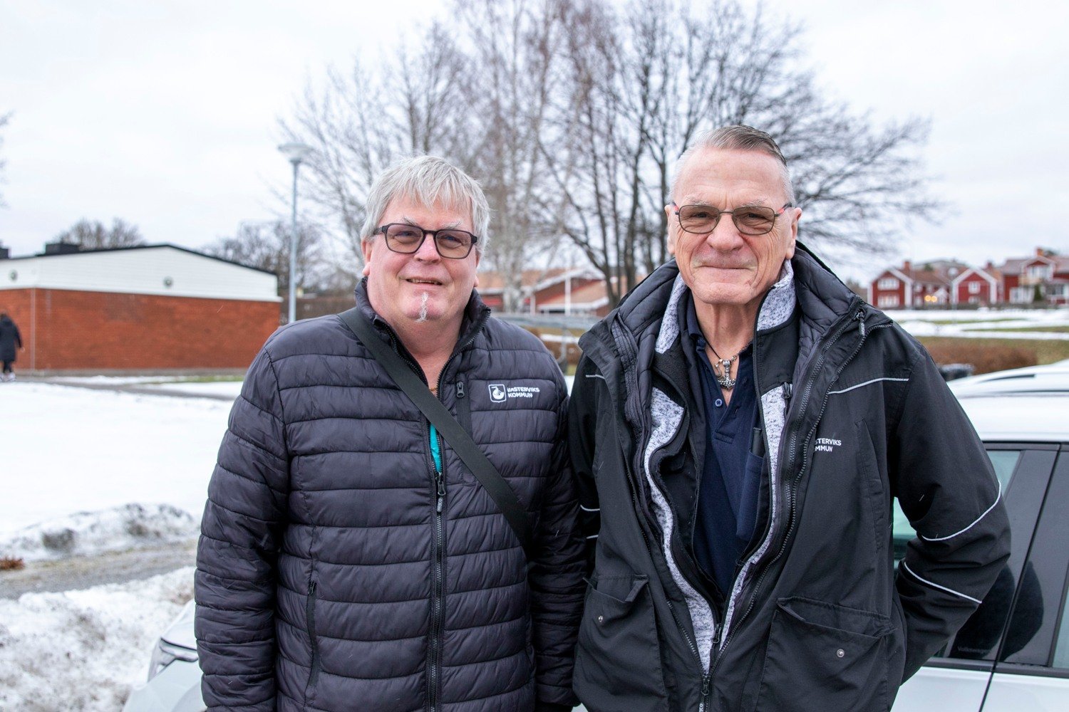 Lasse och Hasse utanför hemtjänstens lokaler.