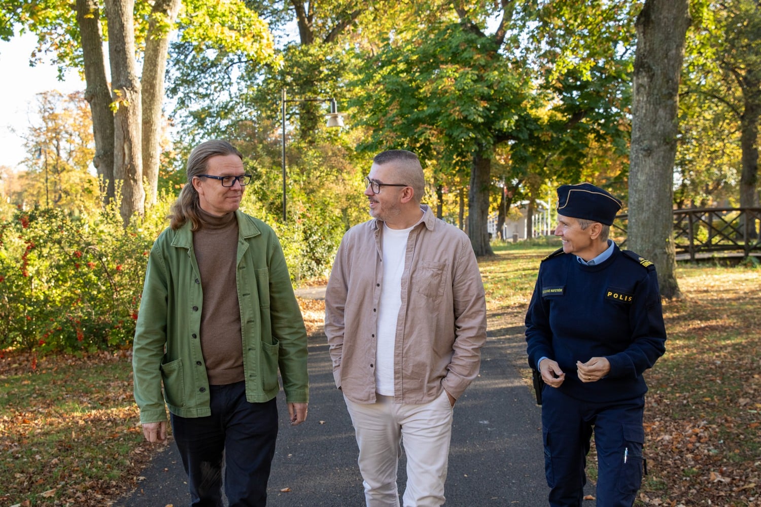 Fredrick, Fatos och Susanne går och pratar i Stadsparken.