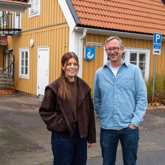 Linnea och Fredrik utanför central barn- och elevhälsas lokaler.