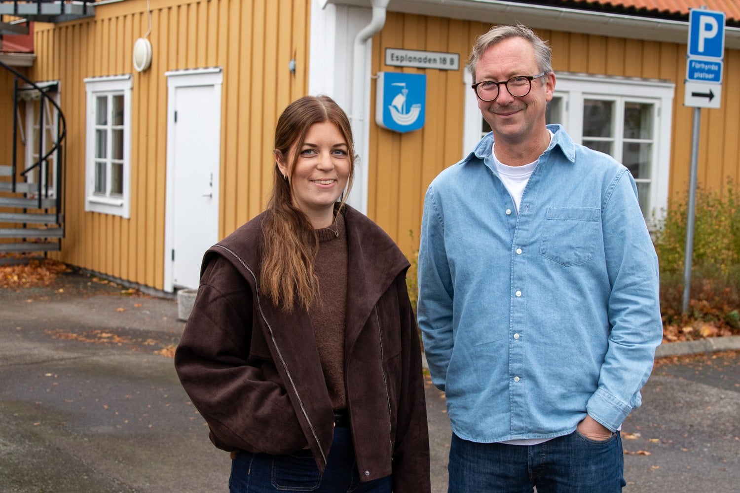 Linnea och Fredrik utanför central barn- och elevhälsas lokaler.