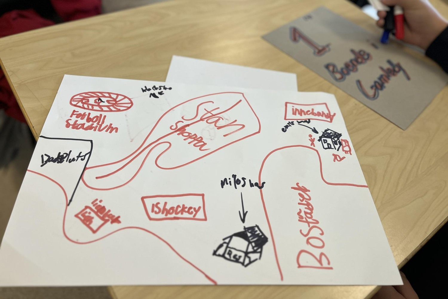 Elevs skiss över Gamleby i framtiden på papper.