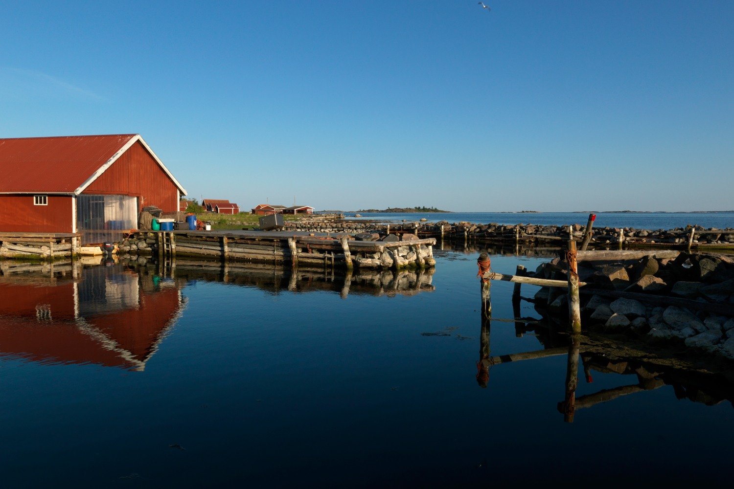 Båthus på Sladö en solig dag i skärgården.