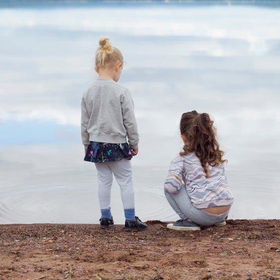 Två barn på en strand. 