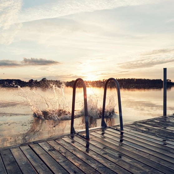 Plask i vattnet från brygga.