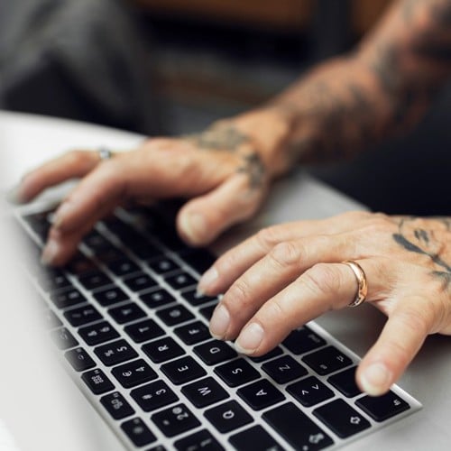 Händer på ett tangentbord.