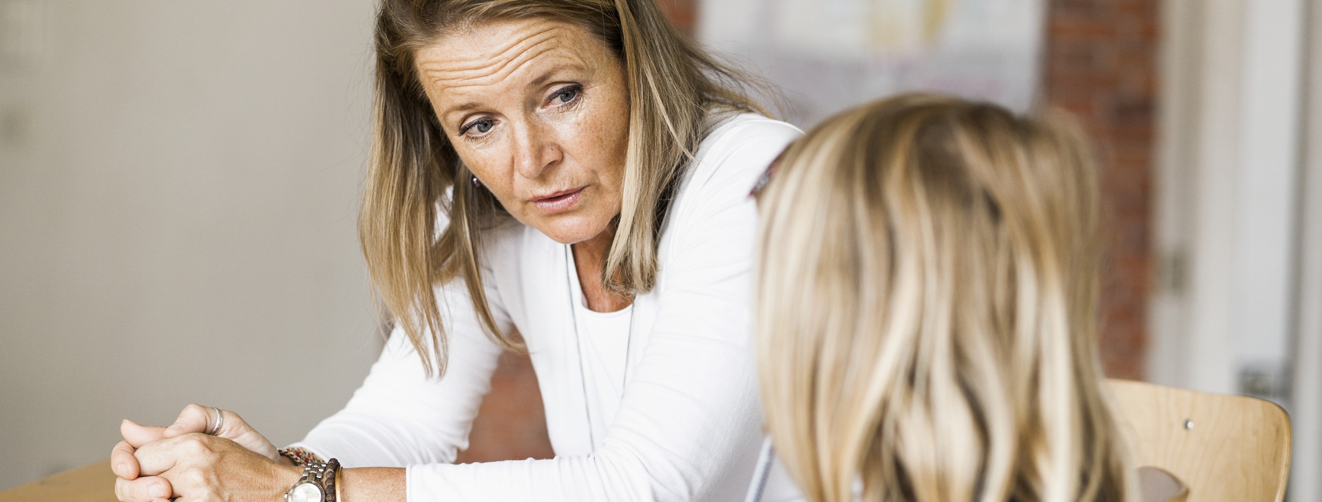 Samtal mellan en vuxen och ett barn.