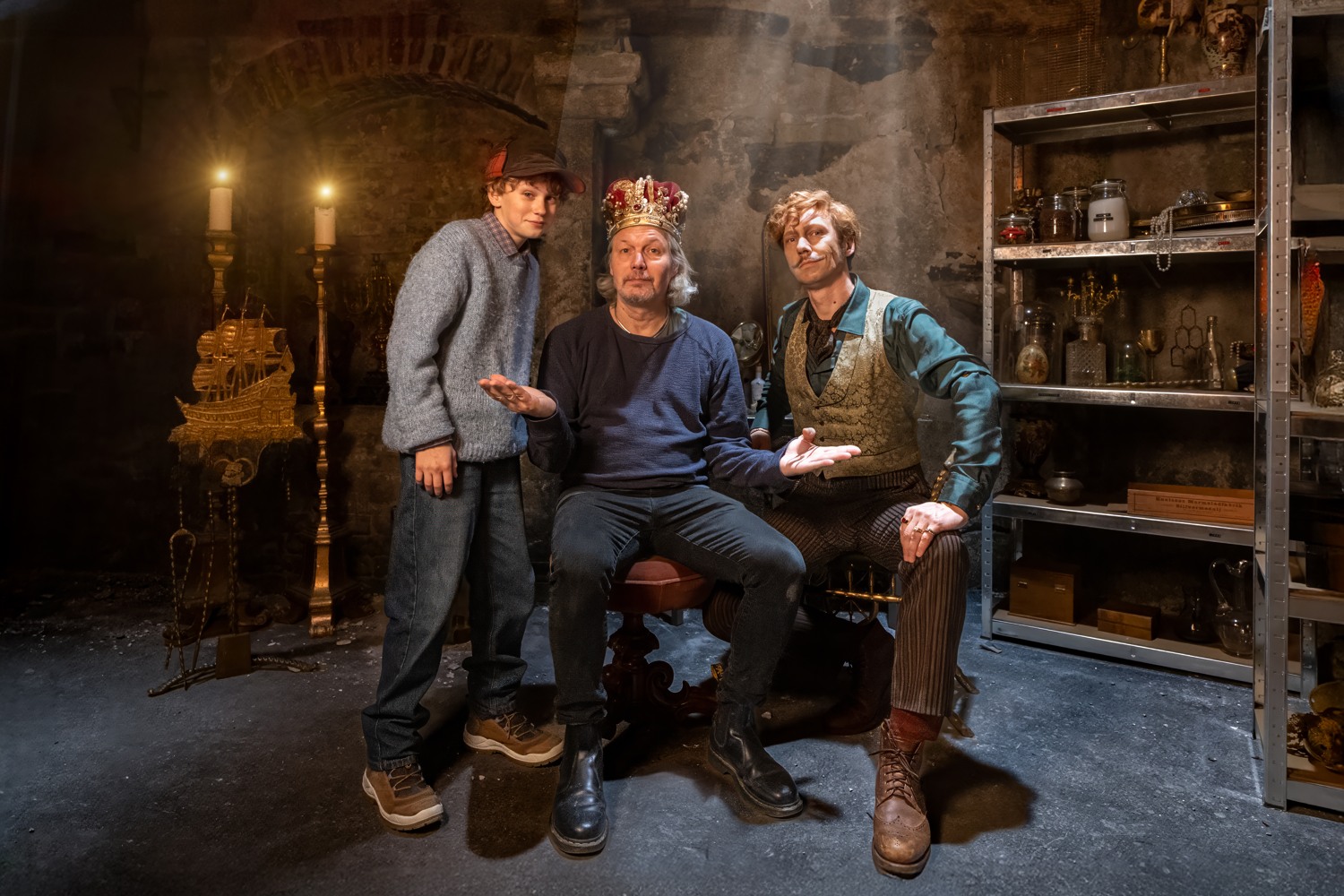 Regissören Calle Åstrand bredvid skådespelarna iklädd en kungakrona.