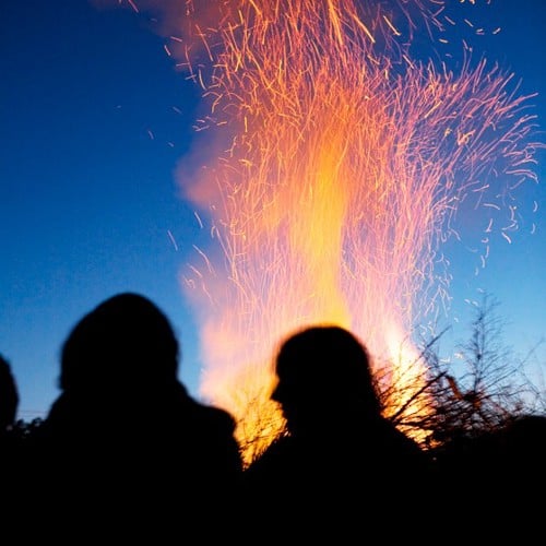 Personer vid en valborgseld