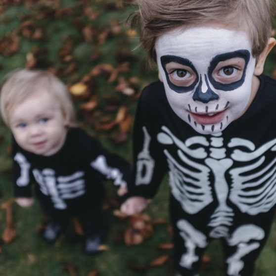 Barn utklädda på halloween. 