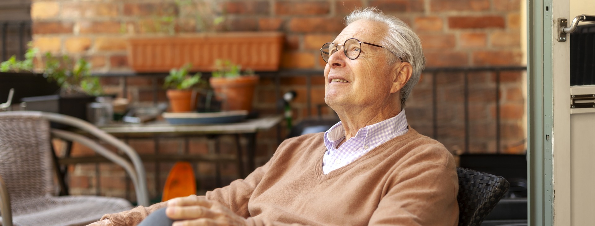 Man som sitter och tittar mot himlen.