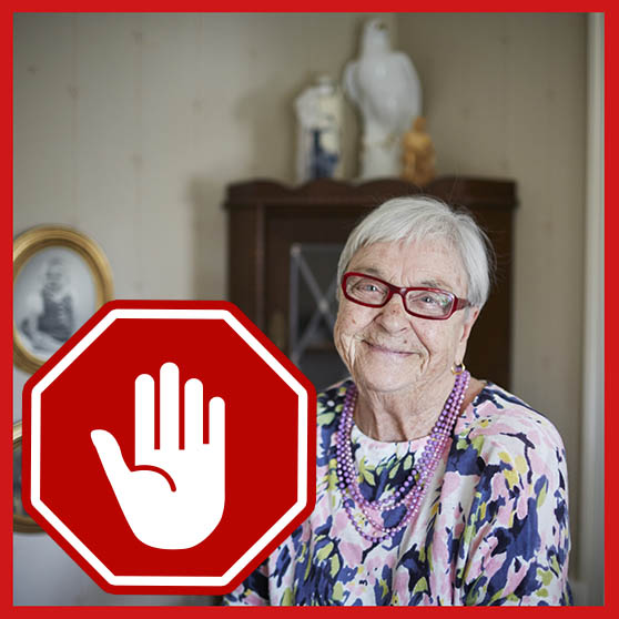 Äldre kvinna och en symbol med en röd hand