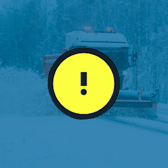 bild på en snöplog bakom blått filter och en gul vädervarningssymbol