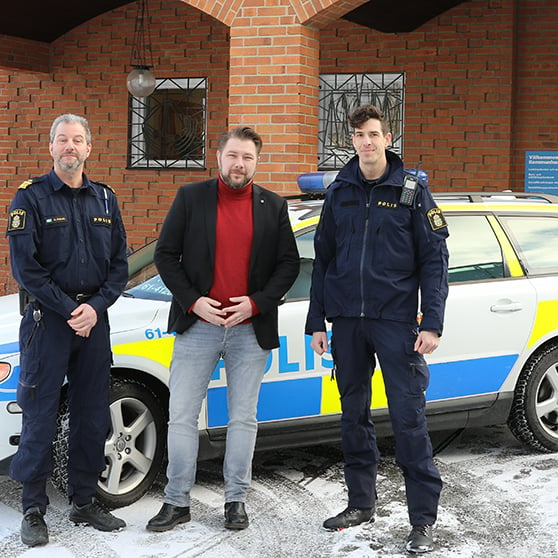 Anders Pleijel, Dan Nilsson och Viktor Haglind framför kommunhuset