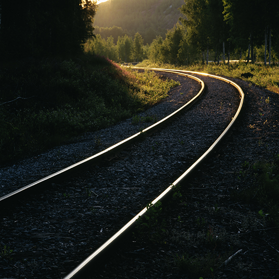 bild på oeletrifierad järnväg i solljus