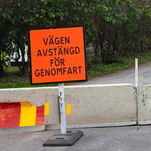 bild på skylt med texten "vägen avstängd för genomfart"