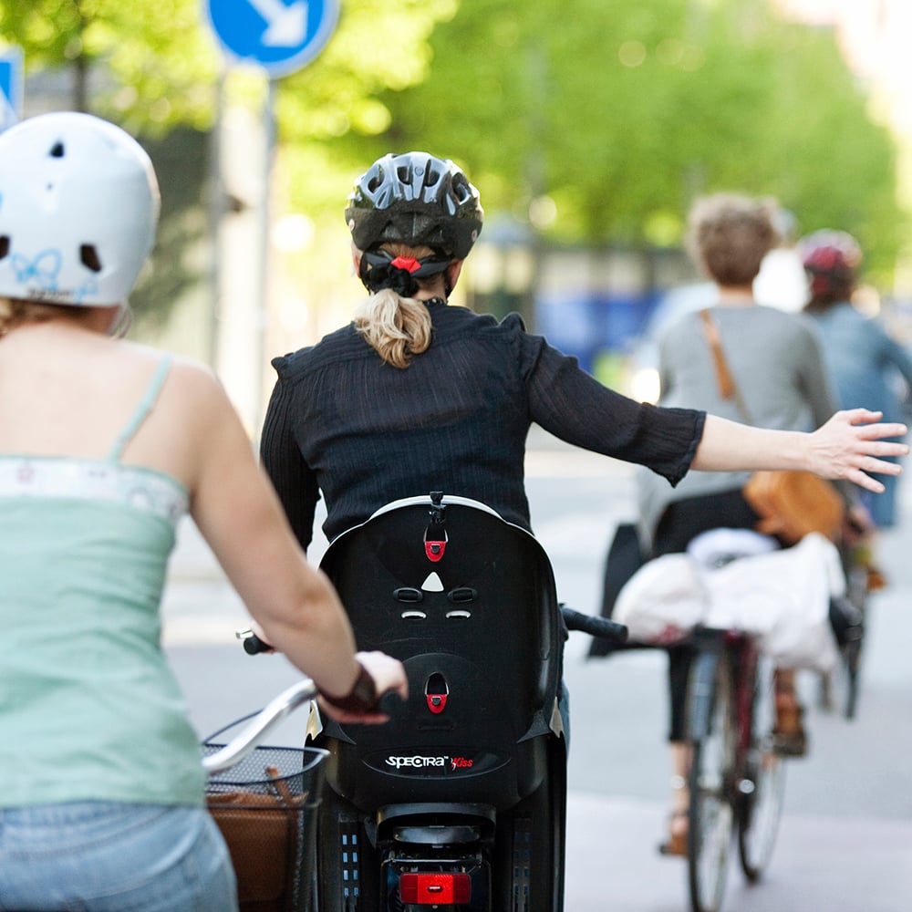 bild på fyra cyklister på rad bakifrån i trafiken