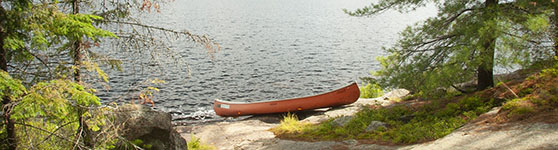 Kanot som ligger på en klippa vid en sjö