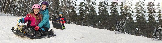 Barn som åker snowracer