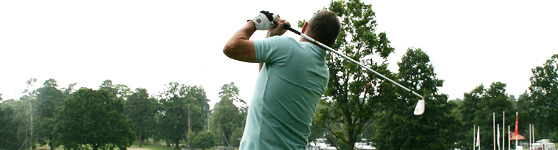 Golfspelare som svingar klubba