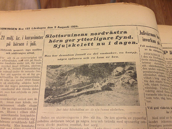 Tidningsuppslag från Västerviks-Tidningen om skeletten