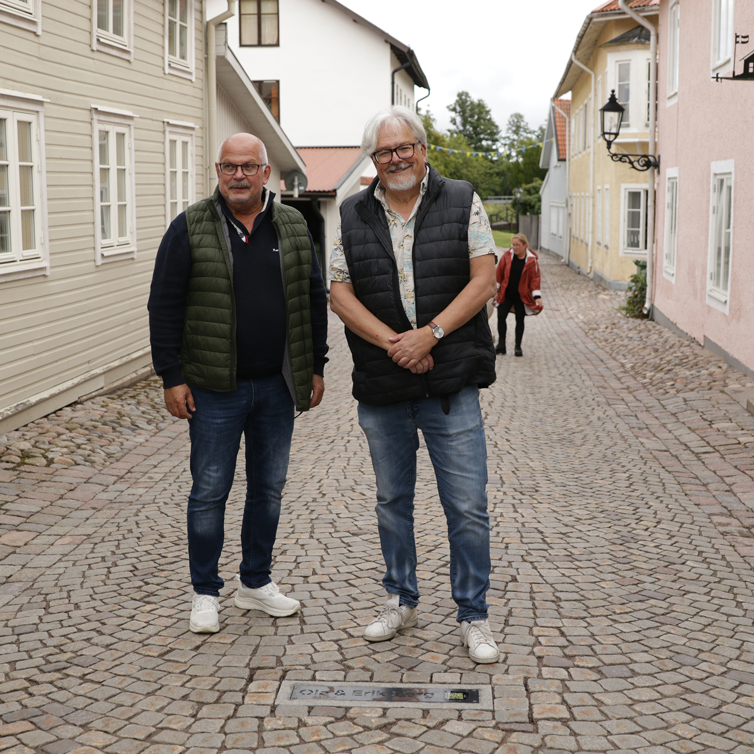 Erik och Ola Berg på Hamngatan i Gamleby med sin skylt