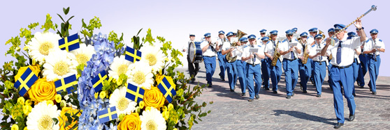 Musikkår och bukett med svenska flaggor i
