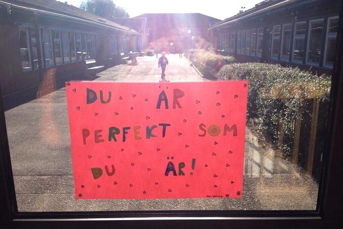 Teckning på en skolas dörr "Du är perfekt som du är"