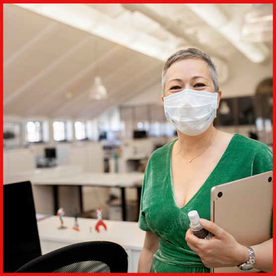 bild på person med munskydd i arbetsmiljö i röd ram