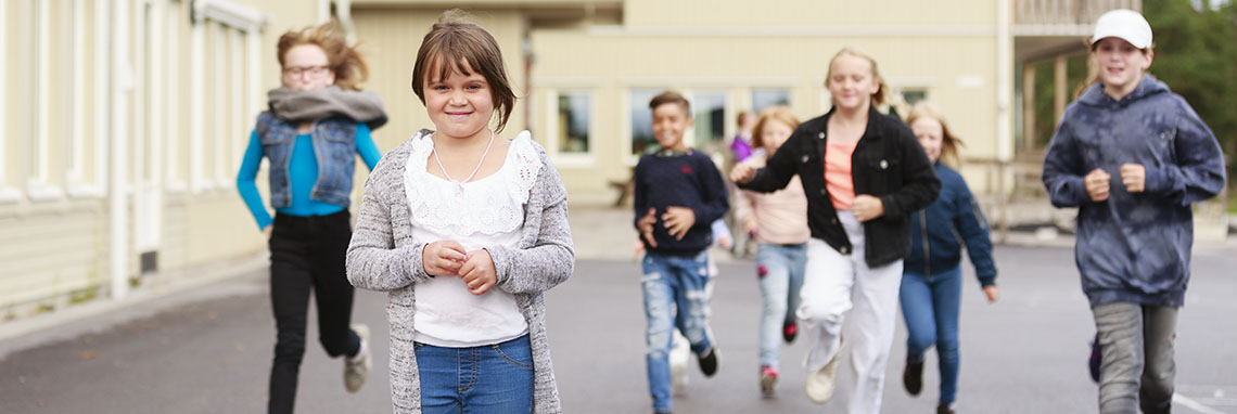 Barn som springer på en skolgård