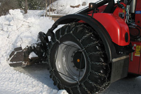Traktor som plogar snö